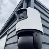 Caméra PTZ Hikvision installée en façade
