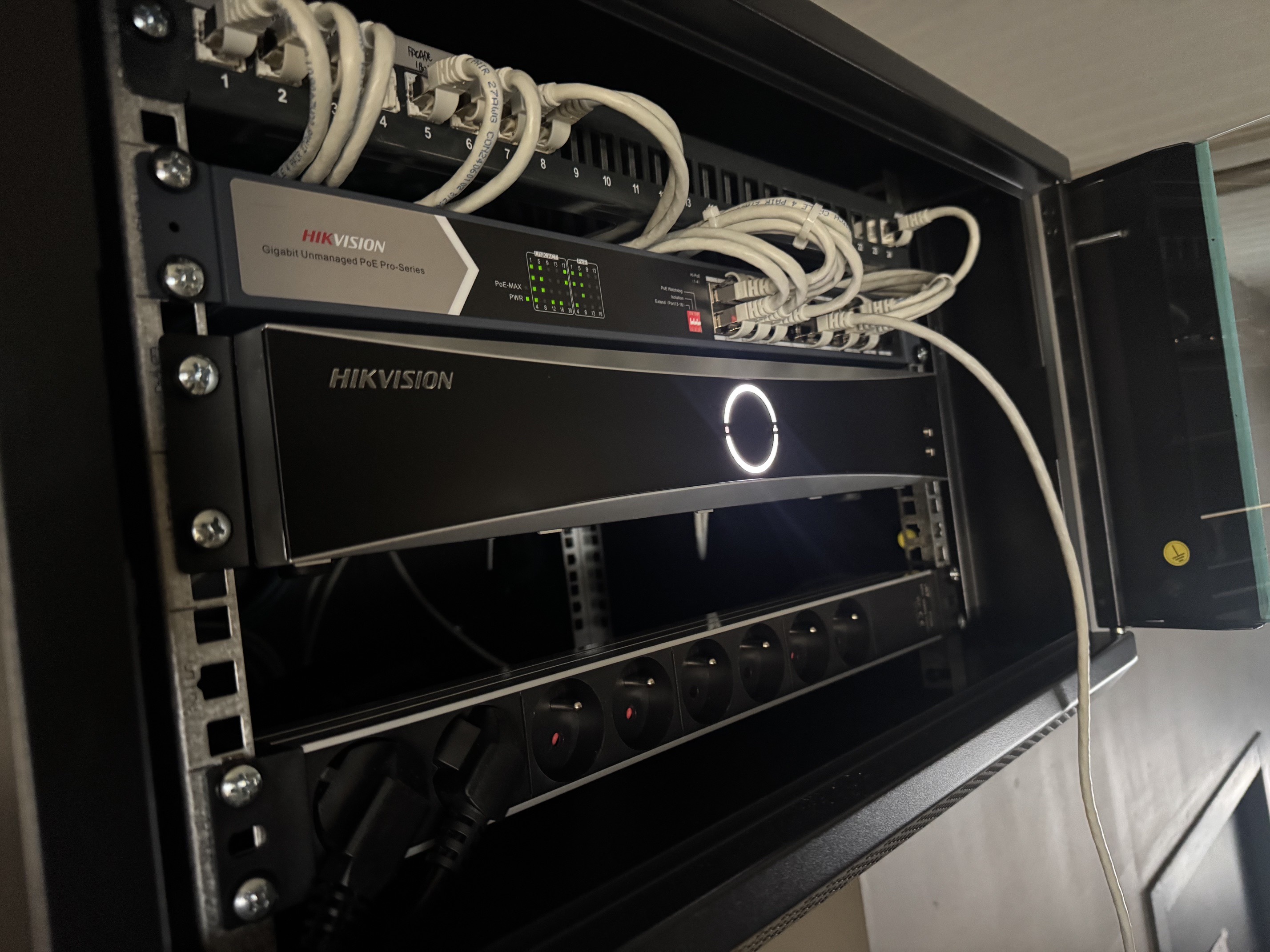 Enregistreur et switch PoE en baie