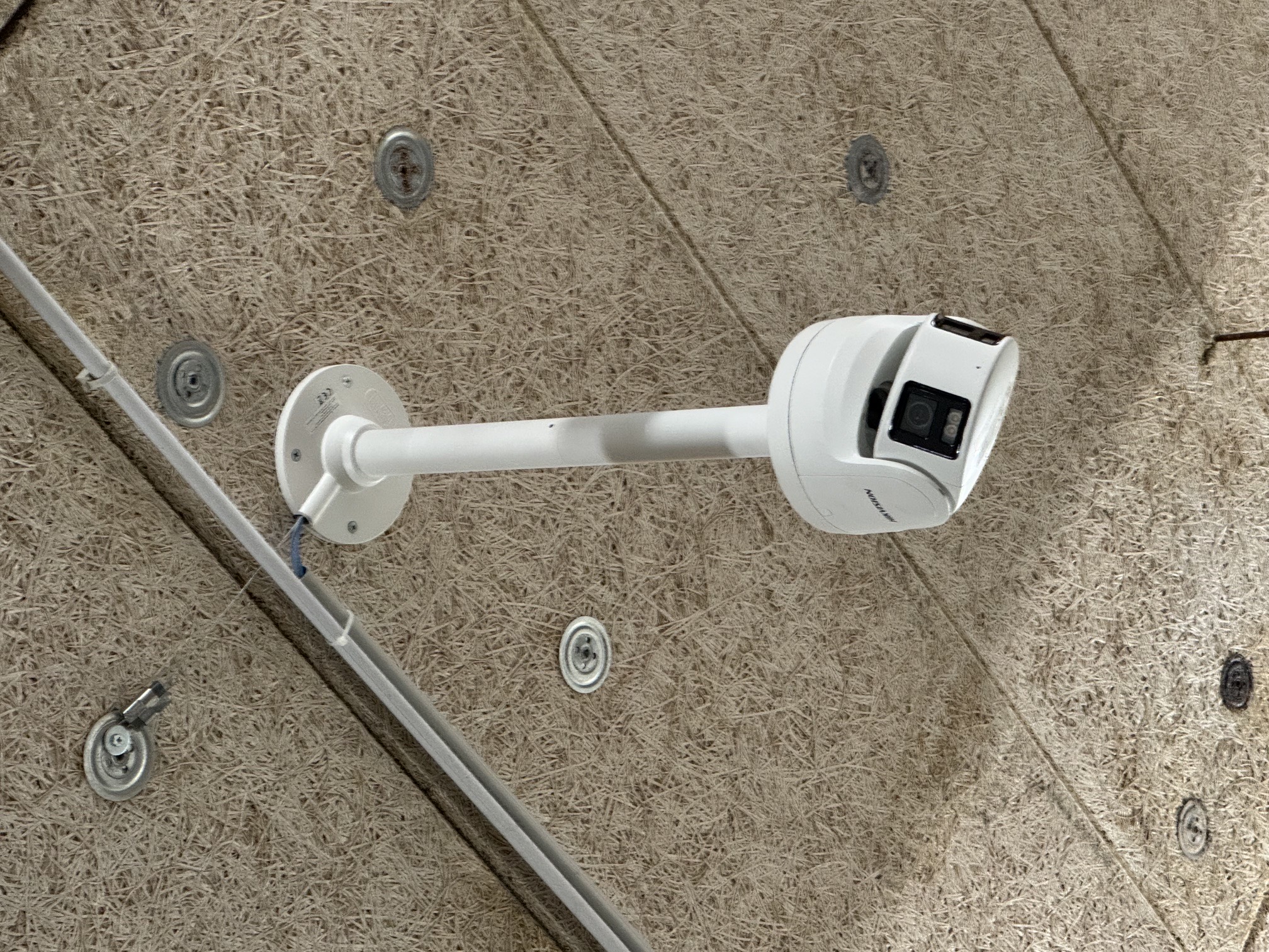 Caméra fixée en plafond de réserve
