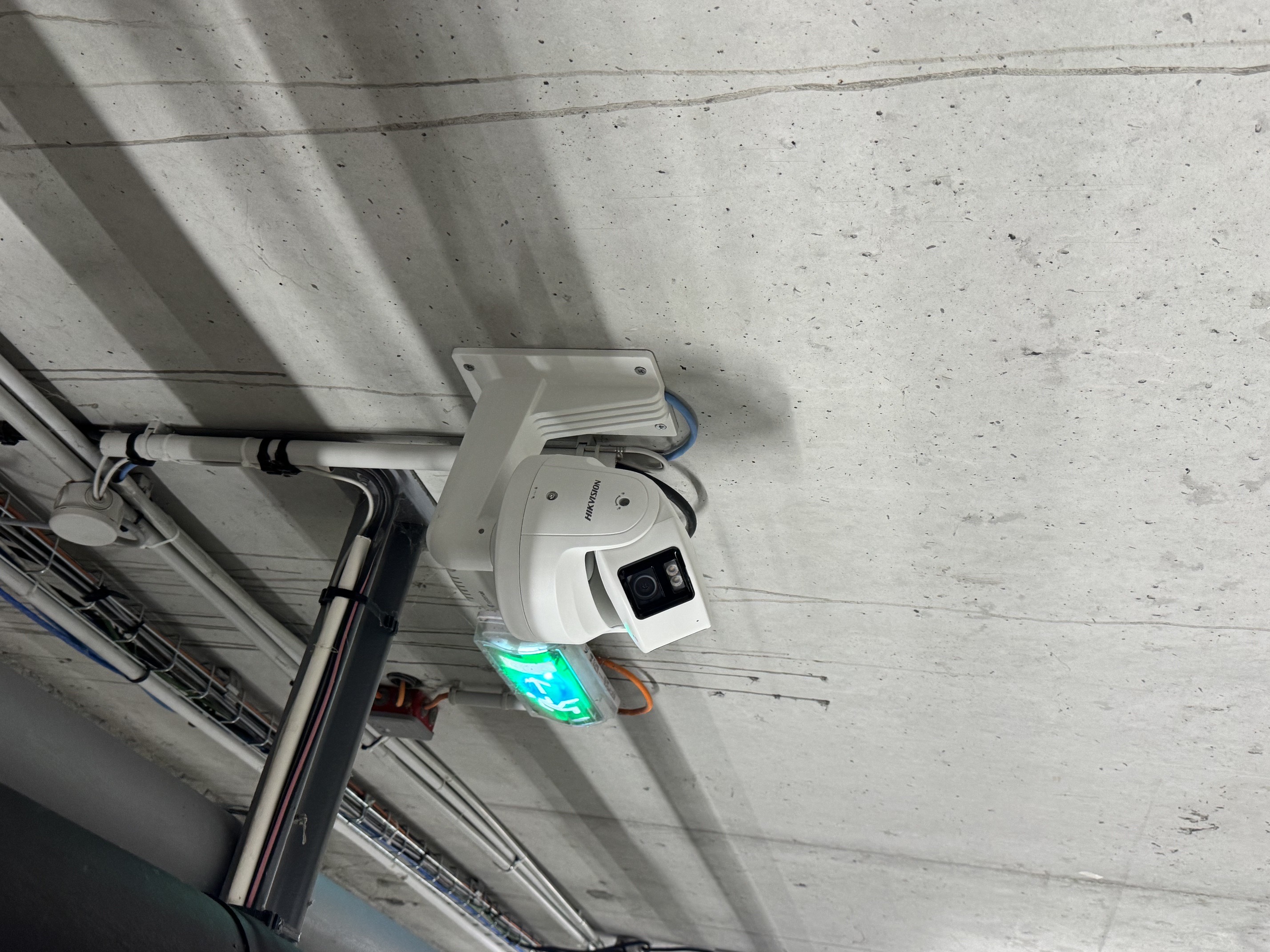 Caméra en hauteur sur mur béton