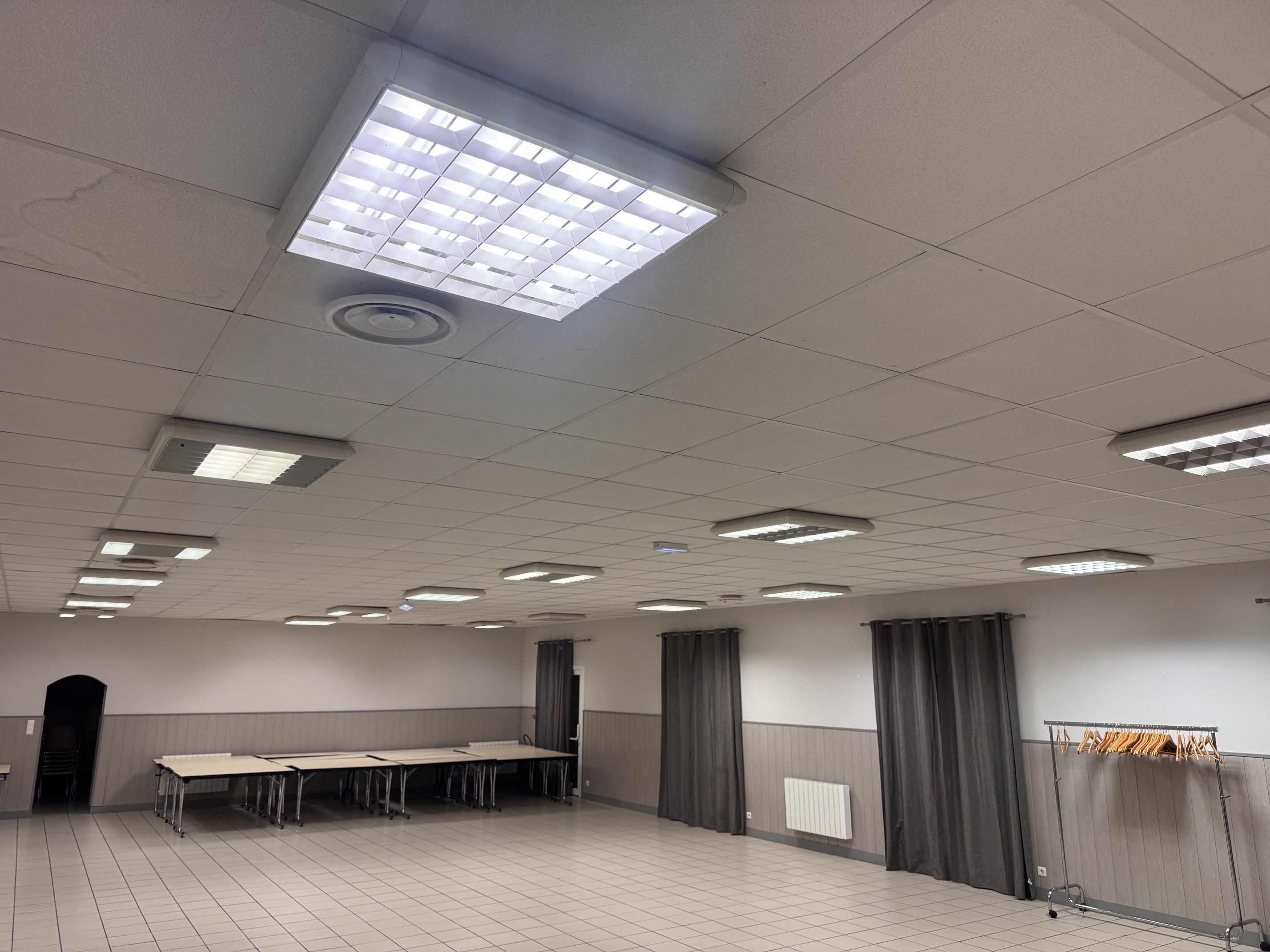 Salle avec les anciens luminaires