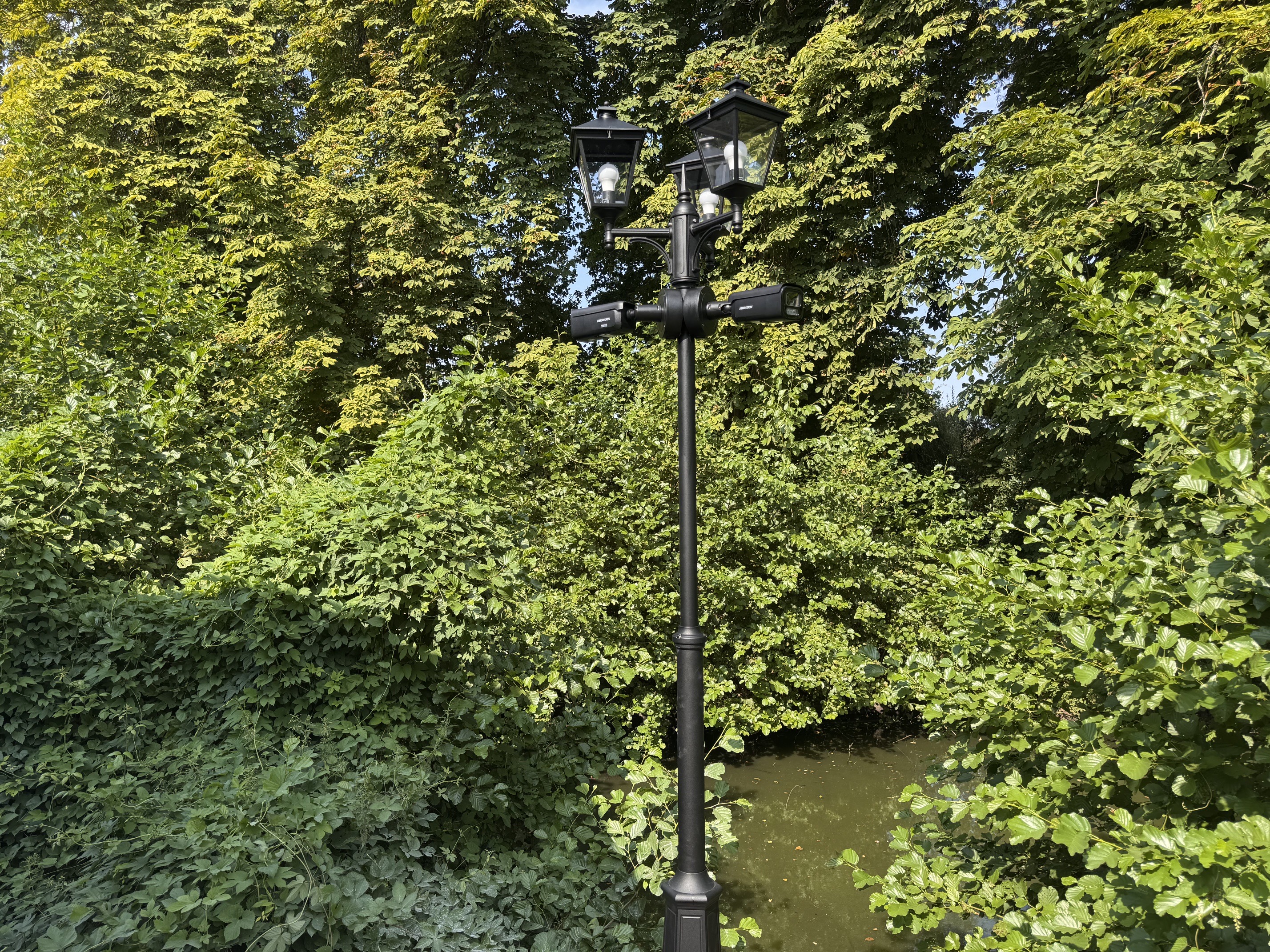 Lampadaire équipé de caméras dans le parc